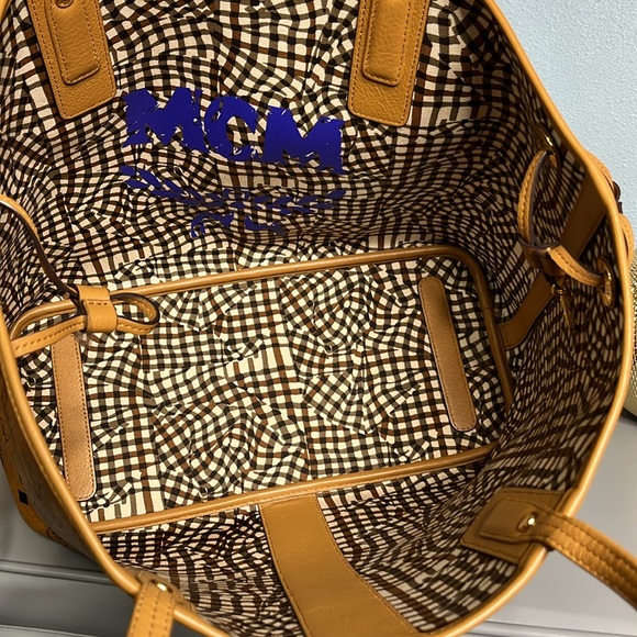 MCM Reversible Medium Visetos Tote Bag - Picture 7 of 10